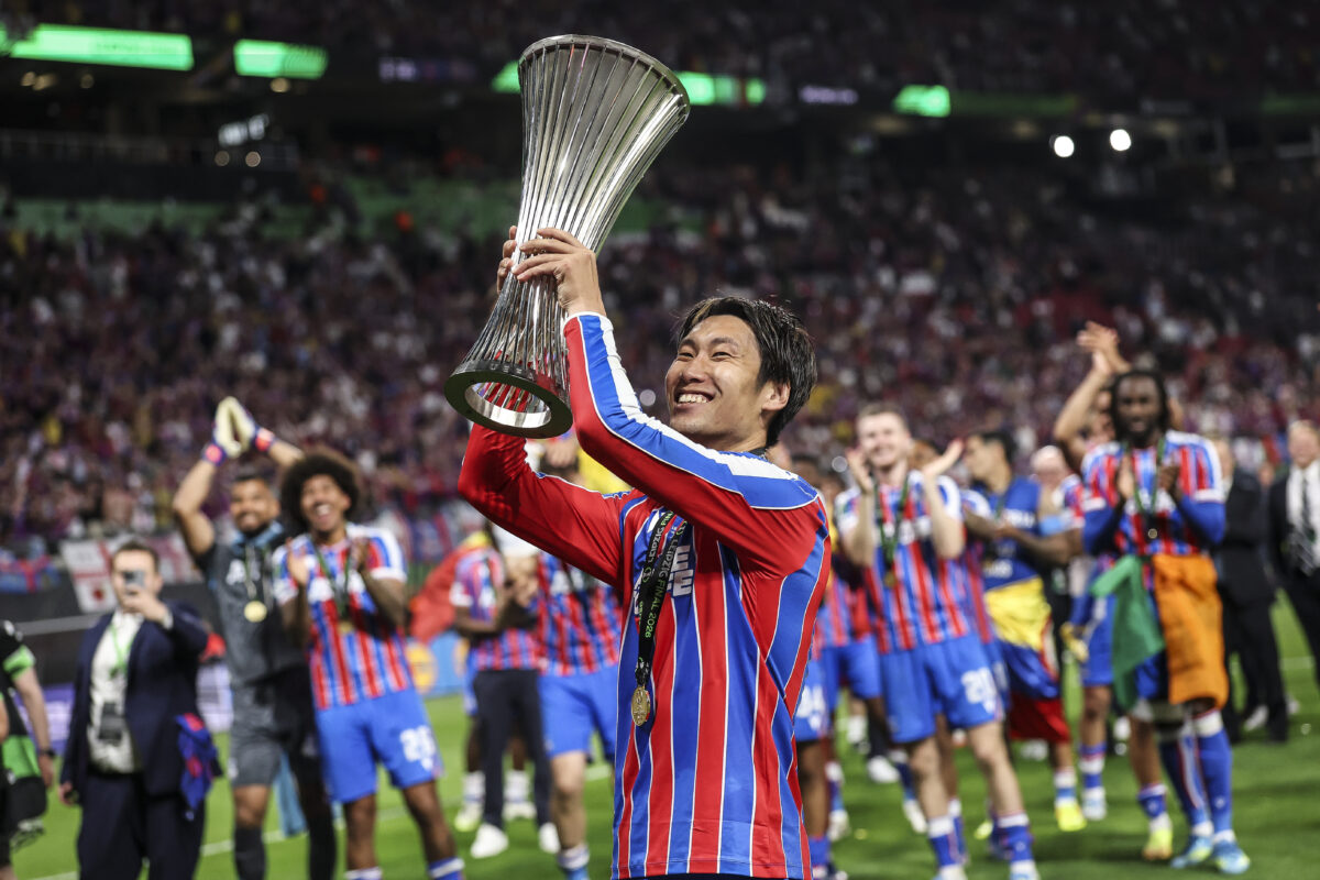 Daichi Kamada alza la Conferene League con il Crystal Palace - Ph Getty Images
