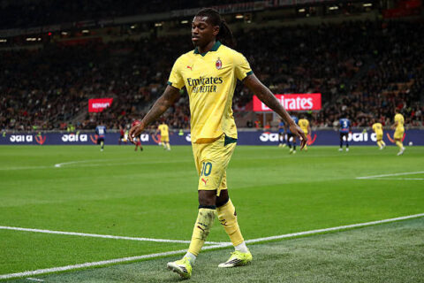 MILANO, ITALIA - 10 MAGGIO: Rafael Leao dell'AC Milan sembra abbattuto mentre lascia il campo dopo essere stato sostituito durante la partita di Serie A tra AC Milan e Atalanta BC allo stadio Giuseppe Meazza il 10 maggio 2026 a Milano, Italia. (Foto di Marco Luzzani/Getty Images)