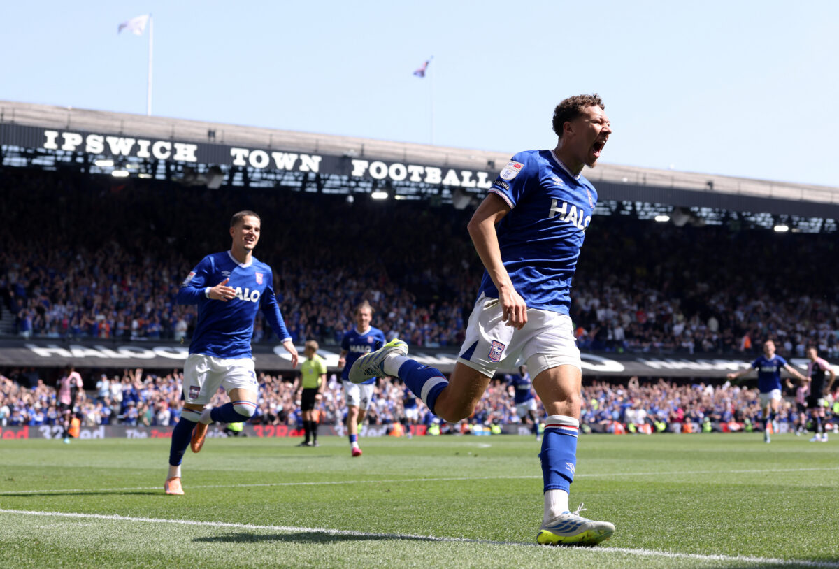 IPSWICH, INGHILTERRA - 2 MAGGIO: Kasey McAteer dell'Ipswich Town festeggia il terzo gol della sua squadra durante la partita di Sky Bet Championship tra Ipswich Town e Queens Park Rangers a Portman Road, il 2 maggio 2026 a Ipswich, Inghilterra. (Foto di Paul Harding/Getty Images)