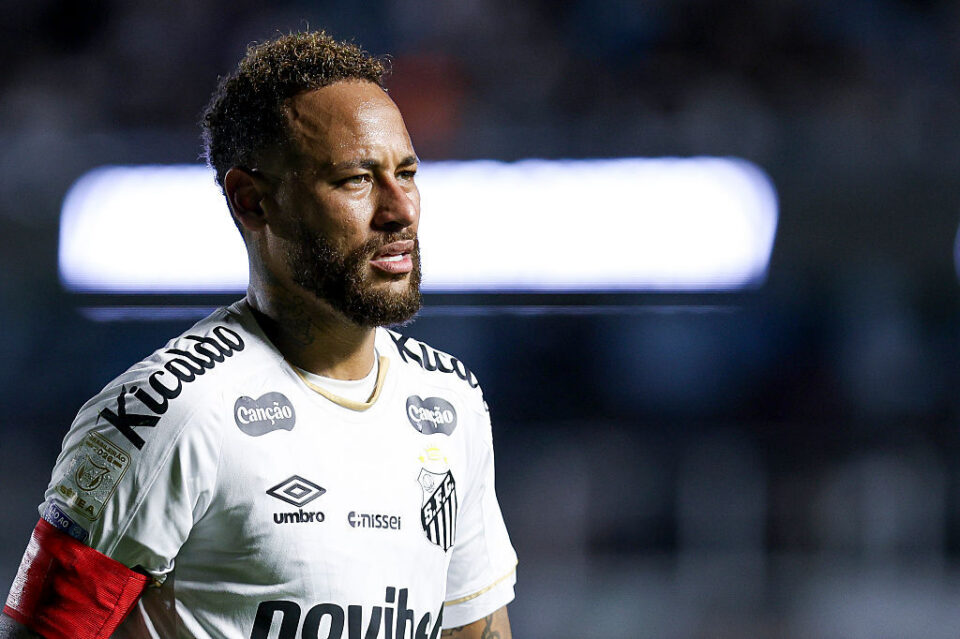 Neymar prima vittima della nuova regola dell'Ifab: costretto a restare fuori dal campo un minuto