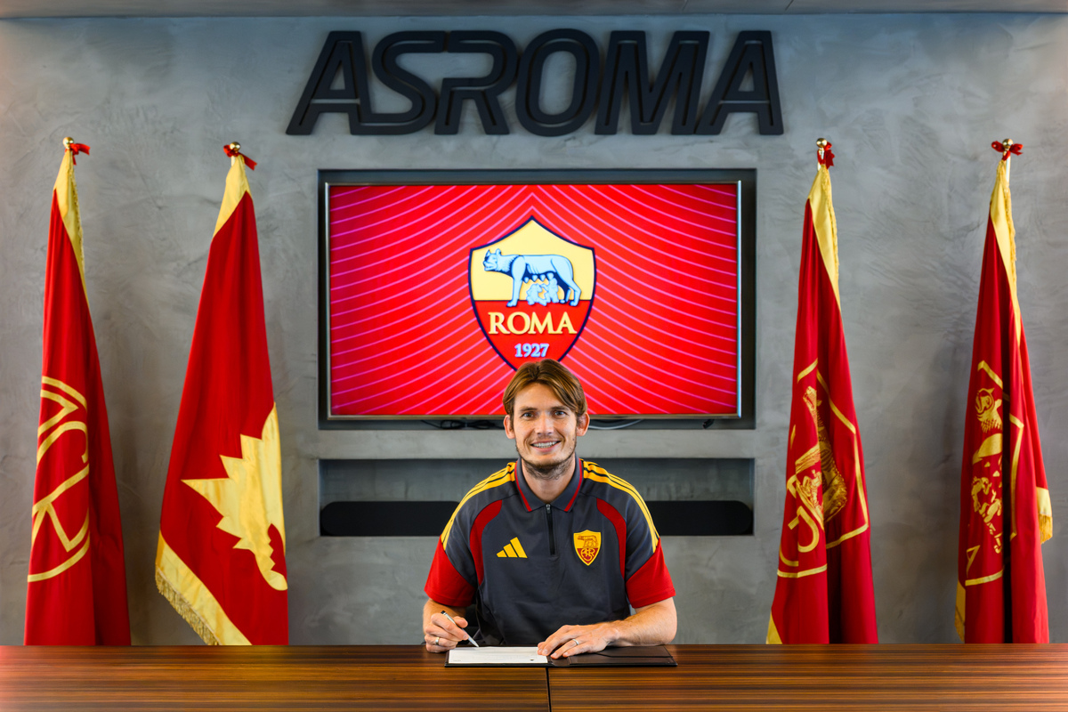 AS Roma Unveil New Signing Marten De Roon