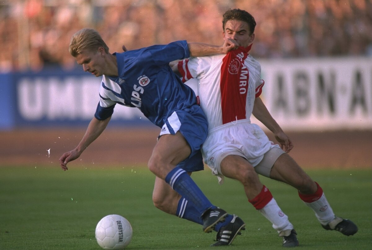 Arthur Numan of PSV Eindhoven and Marc Overmars of Ajax