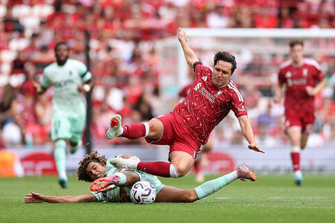 LIVERPOOL, INGHILTERRA - 9 AGOSTO: Federico Chiesa del Liverpool subisce un intervento da parte di Anis Soubeir dell'AS Monaco durante l'amichevole precampionato tra Liverpool FC e AS Monaco ad Anfield, il 9 agosto 2026 a Liverpool, Inghilterra. (Foto di Jan Kruger/Getty Images)