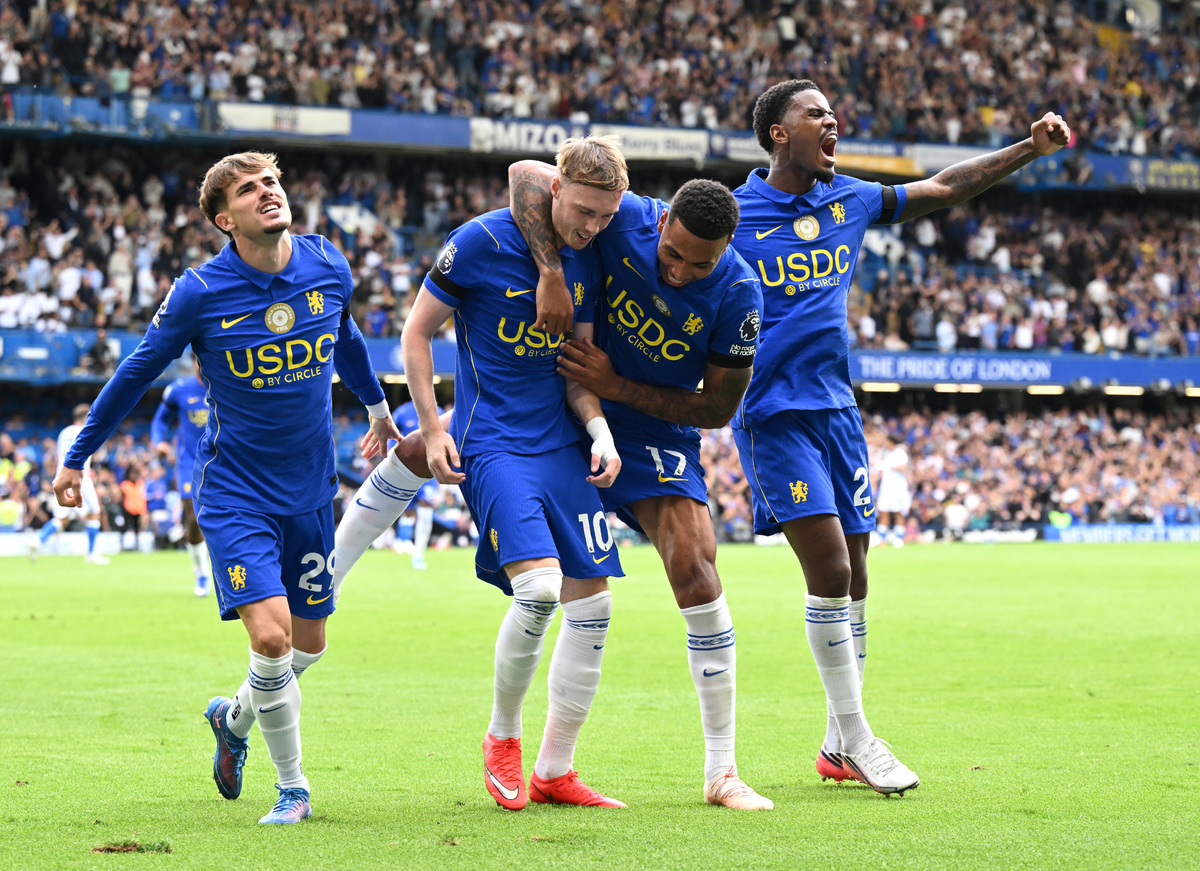 LONDRA, INGHILTERRA - 30 AGOSTO: Cole Palmer del Chelsea festeggia il quarto gol della sua squadra con Morgan Rogers, Jorrel Hato e Pep Chavarria durante la partita di Premier League 2026/27 tra Chelsea FC e Brighton & Hove Albion a Stamford Bridge, il 30 agosto 2026 a Londra, Inghilterra. (Foto di Mike Hewitt/Getty Images)