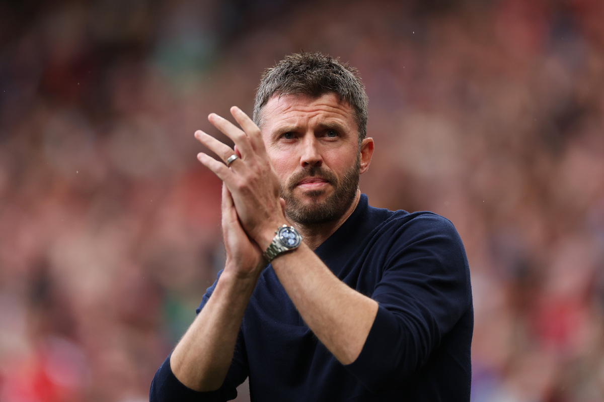 MANCHESTER, INGHILTERRA - 30 AGOSTO: Michael Carrick, allenatore del Manchester United, saluta i tifosi prima della partita di Premier League 2026/27 tra Manchester United e Ipswich Town all'Old Trafford, il 30 agosto 2026 a Manchester, Inghilterra. (Foto di Dan Mullan/Getty Images)