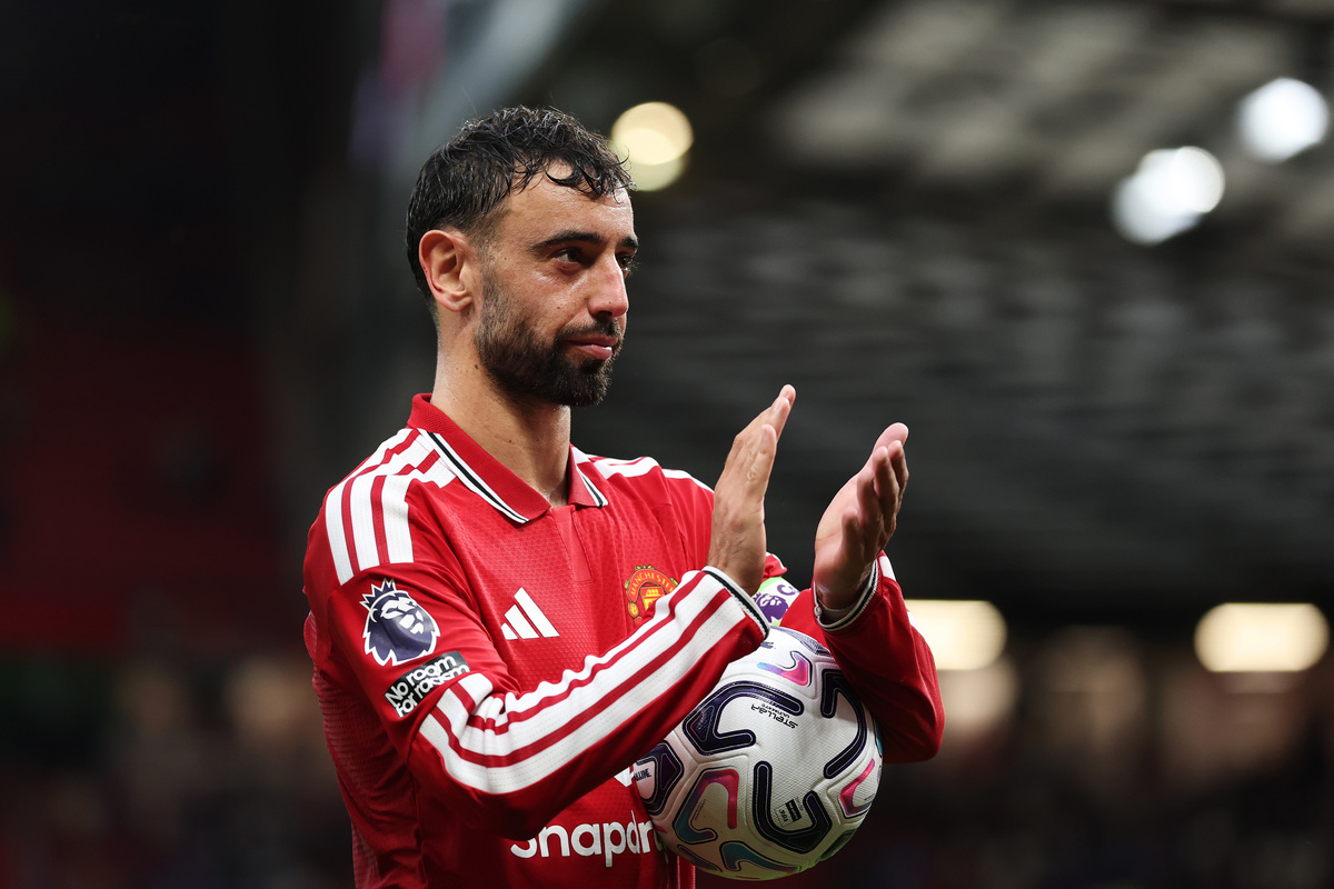 MANCHESTER, INGHILTERRA - 30 AGOSTO: Bruno Fernandes del Manchester United saluta i tifosi al termine della partita di Premier League 2026/27 tra Manchester United e Ipswich Town, disputata all'Old Trafford il 30 agosto 2026 a Manchester, Inghilterra. (Foto di Dan Mullan/Getty Images)