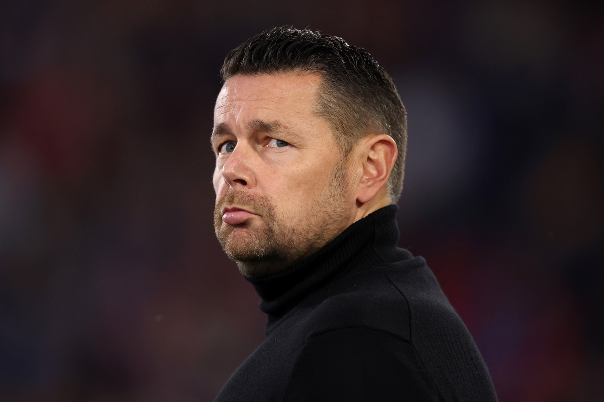 LONDRA, INGHILTERRA - 12 SETTEMBRE: Pierre Sage, allenatore del Crystal Palace, osserva il campo prima della partita di Premier League 2026/27 tra Crystal Palace FC e Ipswich Town a Selhurst Park, il 12 settembre 2026 a Londra, Inghilterra. (Foto di Alex Broadway/Getty Images)