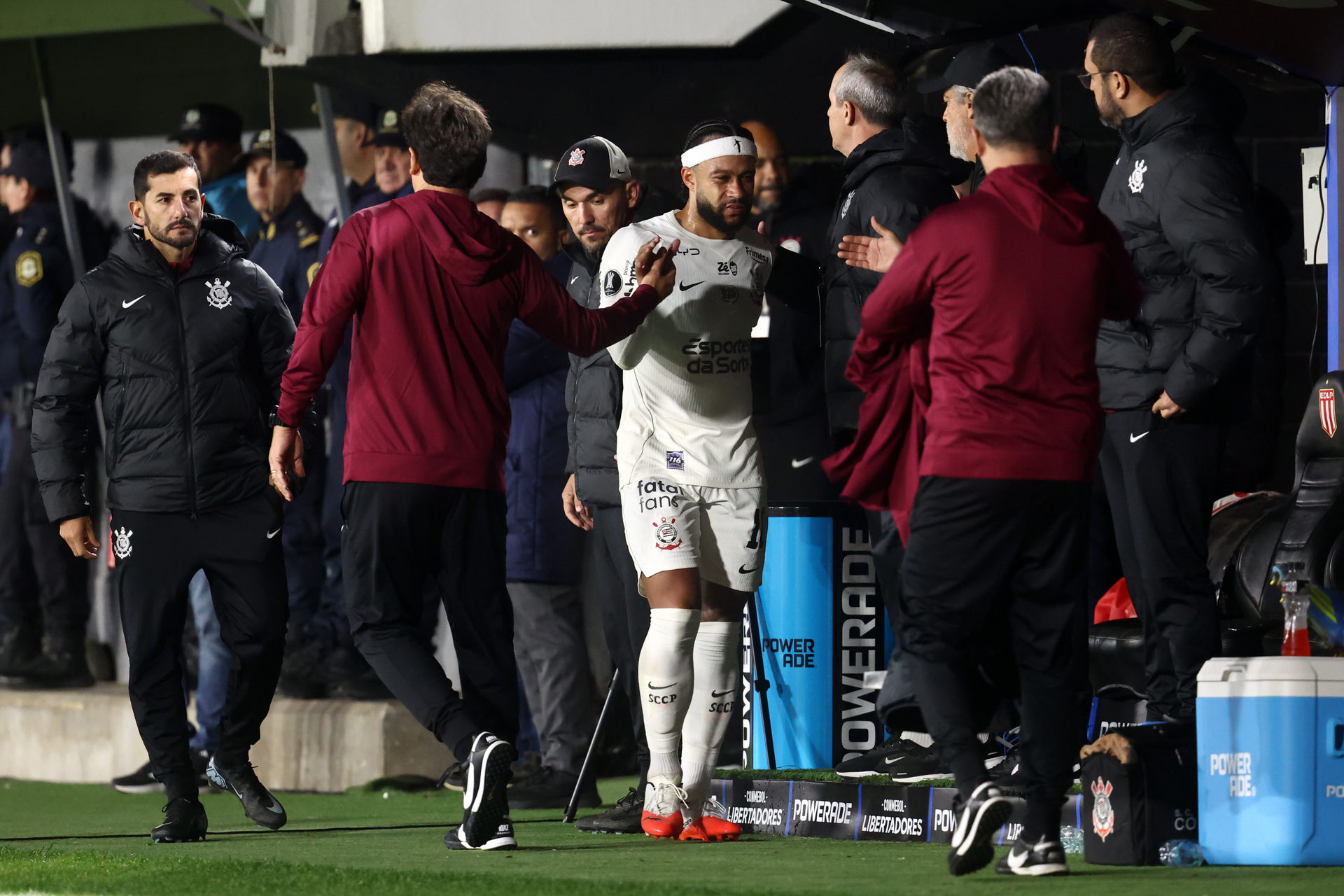 incredibile depay dito medio ai tifosi dell estudiantes rischia una stangata da Derbyderbyderby.it incredibile depay dito medio ai tifosi dell estudiantes rischia una stangata