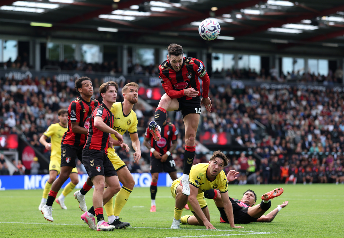 BOURNEMOUTH, INGHILTERRA - 12 SETTEMBRE: Adam Smith del Bournemouth respinge il pallone di testa durante la partita di Premier League 2026/27 tra AFC Bournemouth e Brentford al Vitality Stadium, il 12 settembre 2026 a Bournemouth, Inghilterra. (Foto di Dan Istitene/Getty Images)