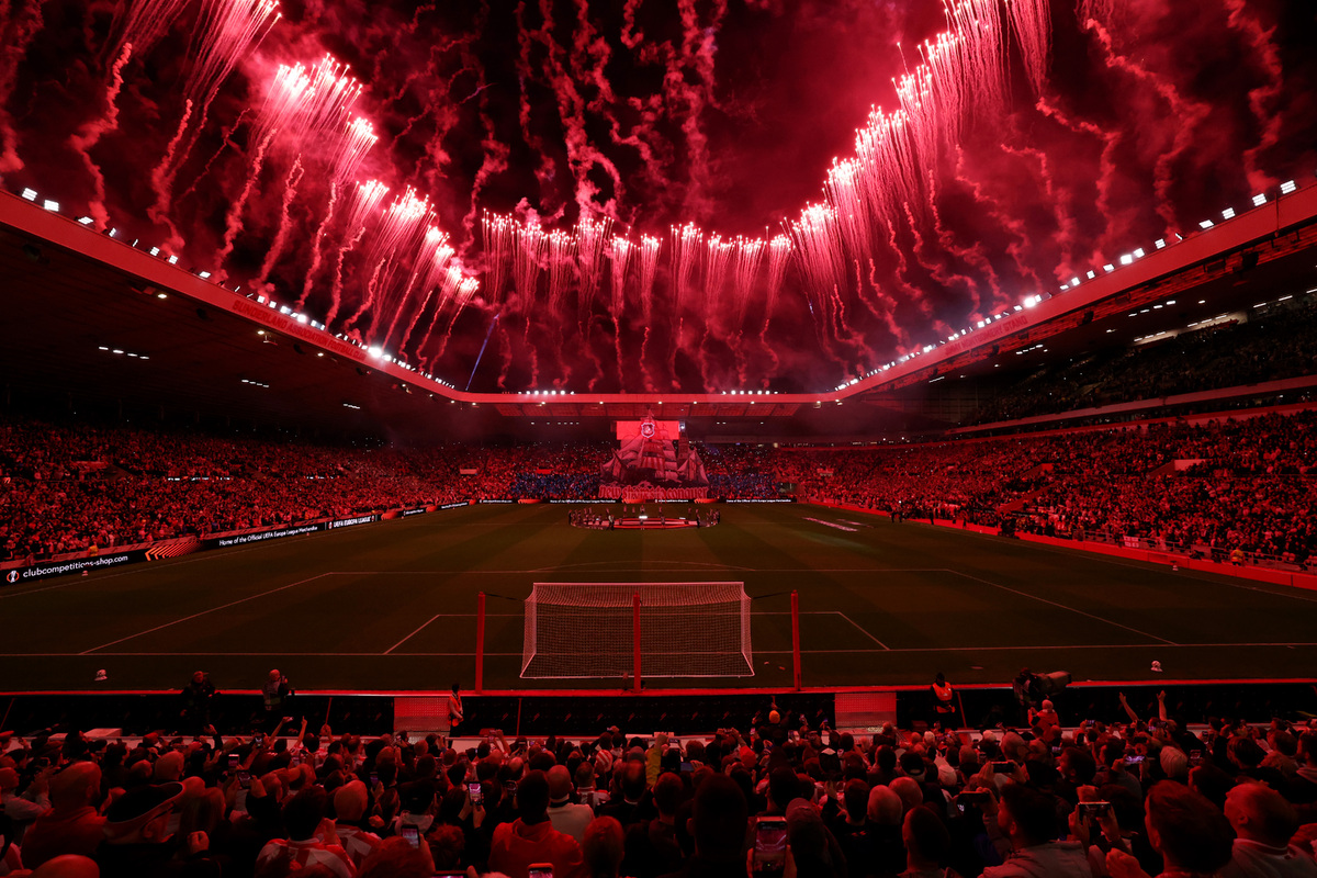 SUNDERLAND, INGHILTERRA - 16 SETTEMBRE: Veduta generale dell'interno dello stadio durante uno spettacolo pirotecnico prima della partita della prima giornata della fase a girone unico della UEFA Europa League 2026/27 tra Sunderland AFC e AZ Alkmaar, disputata allo Stadium of Light il 16 settembre 2026 a Sunderland, in Inghilterra. (Foto di George Wood/Getty Images)