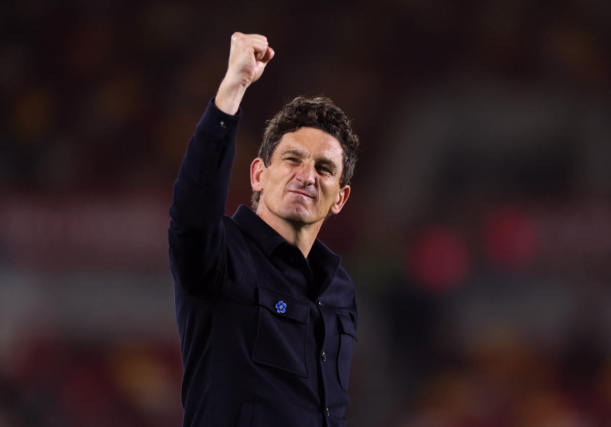 BRENTFORD, INGHILTERRA - 18 SETTEMBRE: Keith Andrews, allenatore del Brentford, festeggia dopo la vittoria della squadra nella partita di Premier League 2026/27 tra Brentford e Chelsea FC al Gtech Community Stadium, il 18 settembre 2026 a Brentford, Inghilterra. (Foto di Alex Pantling/Getty Images) Apri in Google Traduttore •