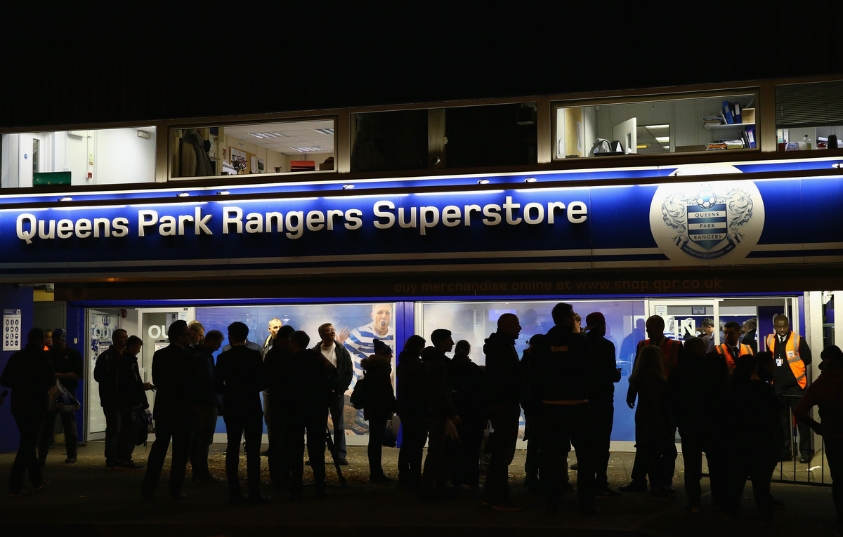 LONDRA, INGHILTERRA - 27 OTTOBRE: I tifosi in coda fuori dal QPR Superstore prima della partita di Barclays Premier League tra Queens Park Rangers e Aston Villa a Loftus Road, il 27 ottobre 2014 a Londra, Inghilterra. (Foto di Clive Rose/Getty Images)