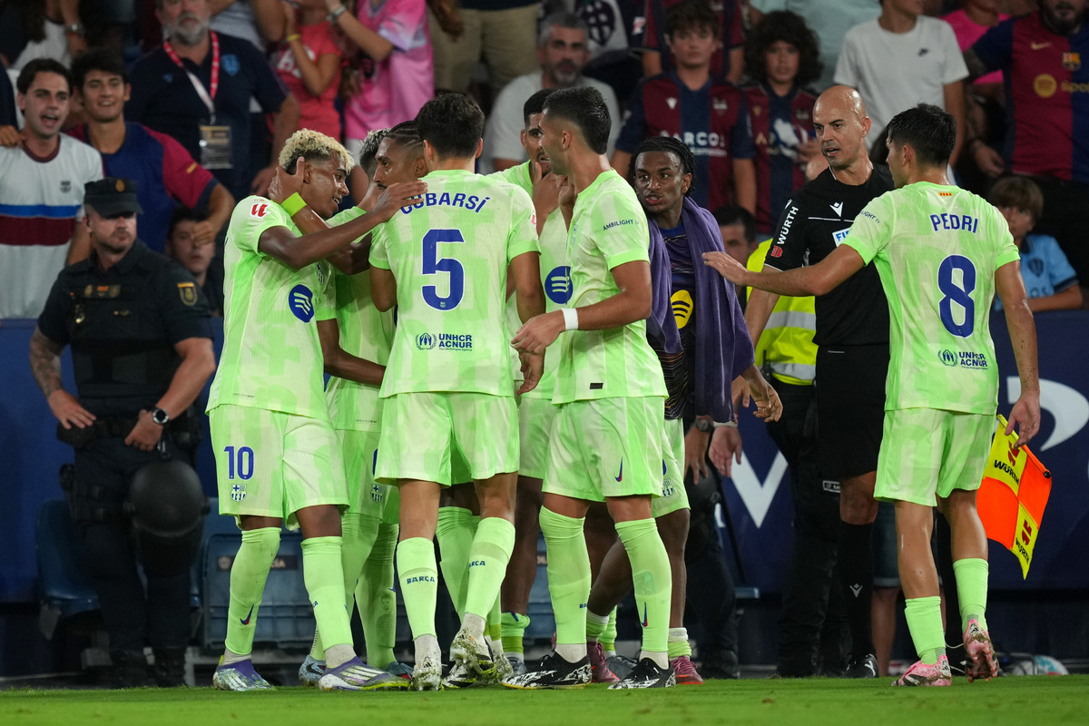 Levante UD v FC Barcelona - LaLiga EA Sports