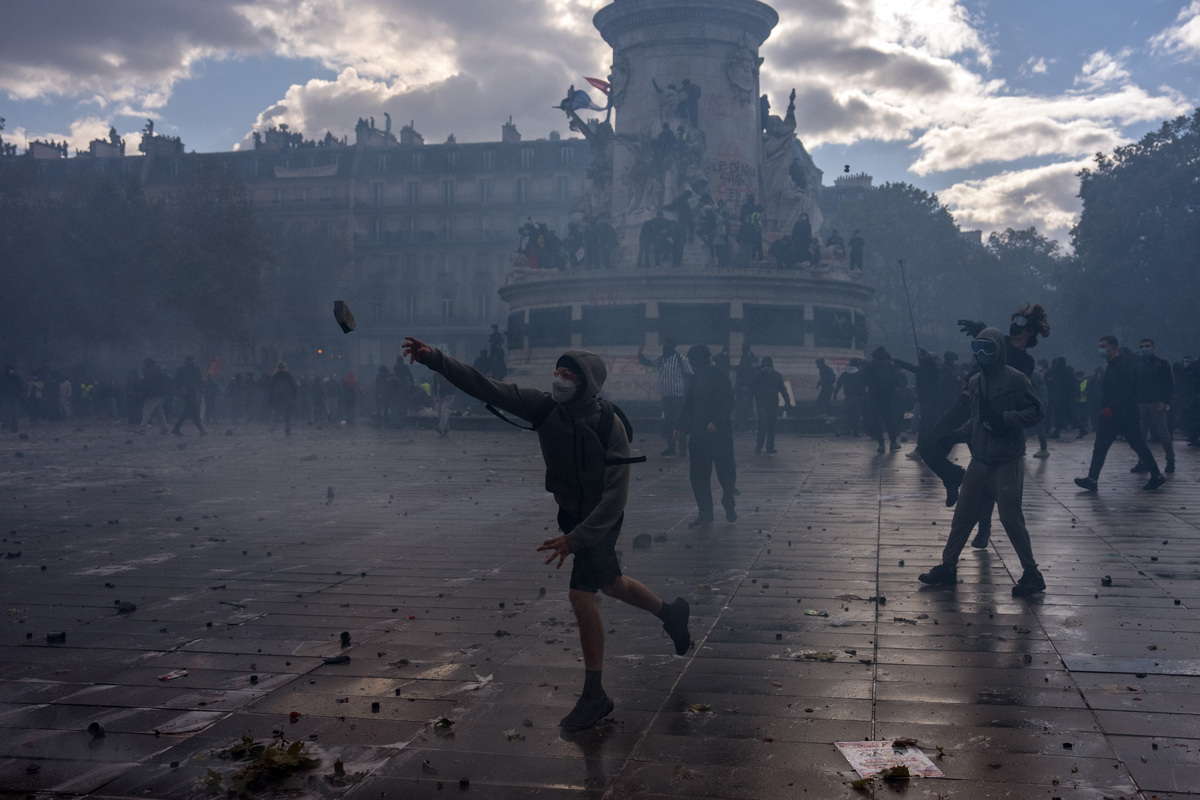 Gilets Jaunes Join French School Protestors For Weekend Of Action