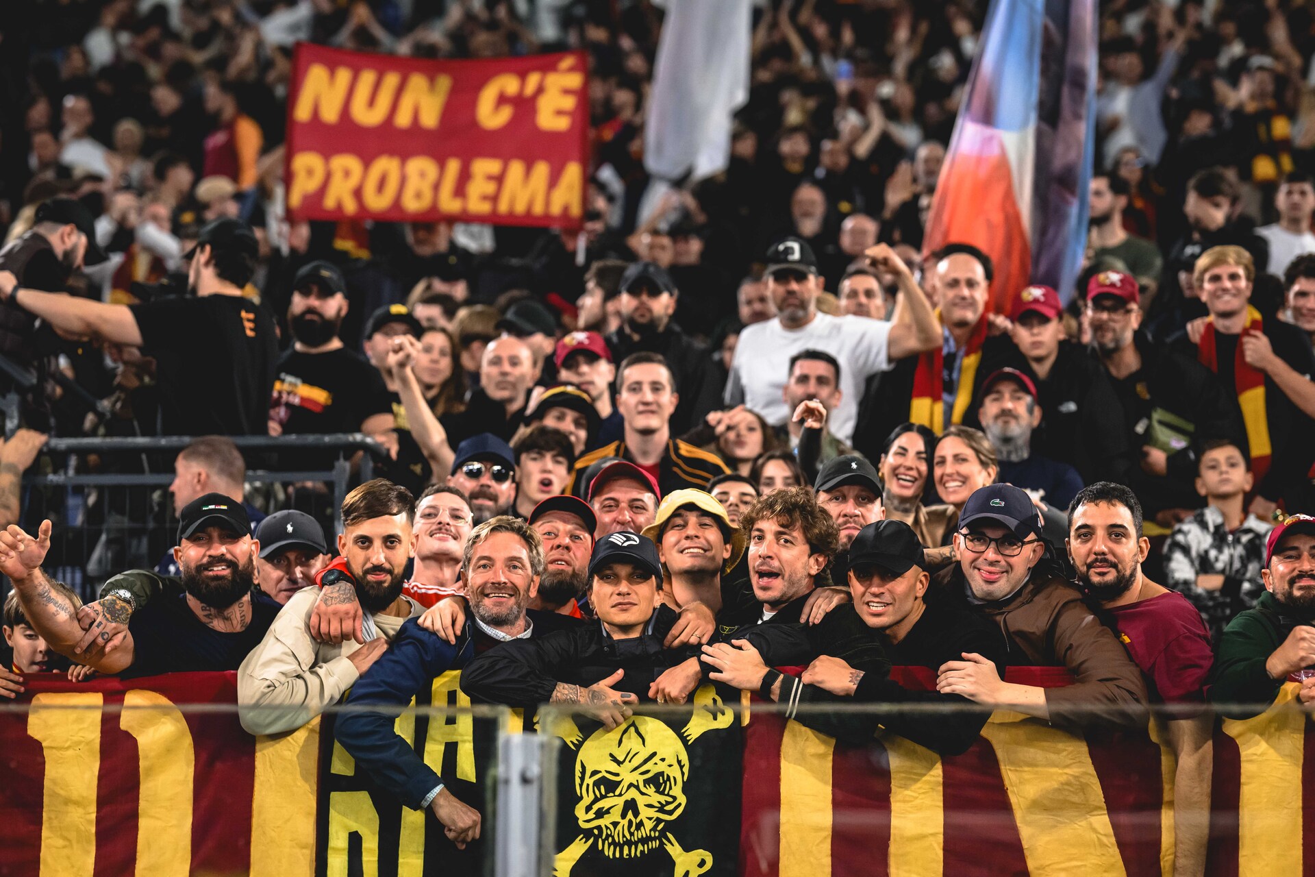 Scontri nella notte tra tifosi di Como e Manchester United ...