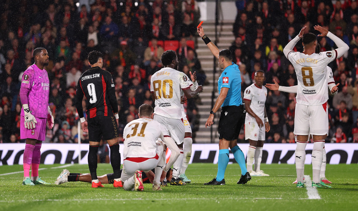 BOURNEMOUTH, INGHILTERRA - 22 OTTOBRE: Mike Maignan, portiere dell'AC Milan, riceve un cartellino rosso dall'arbitro Vassilis Fotias in seguito a un fallo, durante la terza giornata della fase a girone unico della UEFA Europa League 2026/27 tra AFC Bournemouth e AC Milan, disputata al Bournemouth Stadium il 22 ottobre 2026 a Bournemouth, in Inghilterra. (Foto di Ryan Pierse/Getty Images)