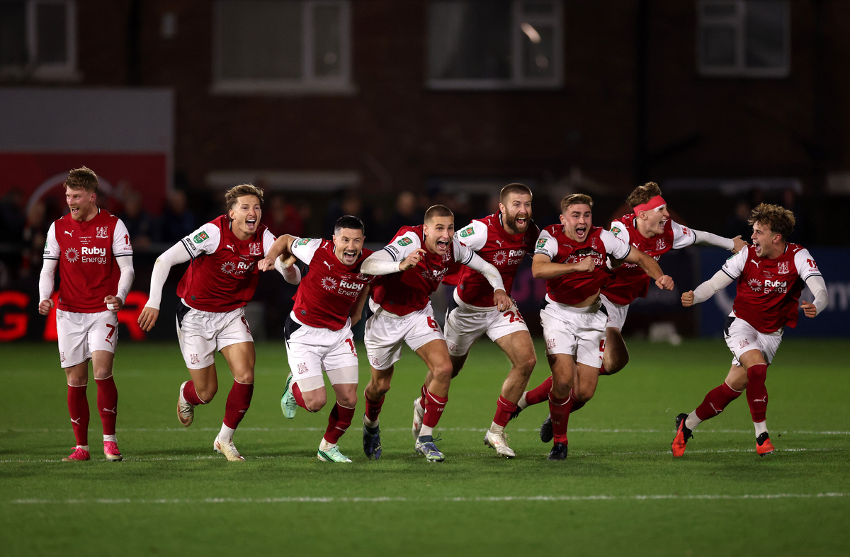 FLEETWOOD, INGHILTERRA - 27 OTTOBRE: I giocatori del Fleetwood Town festeggiano dopo che Jay Lynch, portiere del Fleetwood Town, ha parato un calcio di rigore calciato da Bruno Guimaraes dell'Arsenal, regalando la vittoria alla propria squadra durante il quarto turno della Carabao Cup tra Fleetwood Town e Arsenal, disputatosi all'Highbury Stadium il 27 ottobre 2026 a Fleetwood, in Inghilterra. (Foto di Carl Recine/Getty Images)
