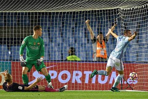 VIGO, SPAIN - OCTOBER 02:  Iago Aspas of RC Celta de Vigo scores a goal against FC Barcelona during the La Liga match between Real Club Celta de Vigo and Futbol Club Barcelona at the Balaidos stadium on October 02, 2016 in Vigo, Spain. (Photo by Octavio P