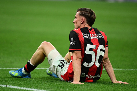 FBL-ITA-SERIEA-AC MILAN-CAGLIARI Il centrocampista belga del Milan, Alexis Saelemaekers (n. 56), reagisce al termine della partita di Serie A tra Milan e Cagliari allo stadio San Siro di Milano, il 24 maggio 2026. (Foto di Piero CRUCIATTI / AFP via Getty Images)