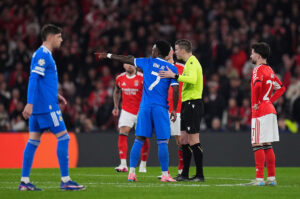 Vinicius a colloquio con l'arbitro